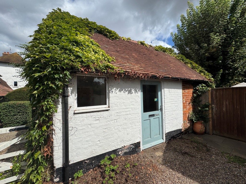 Lot: 123 - FORMER HAIRDRESSING SALON WITH POTENTIAL - The property